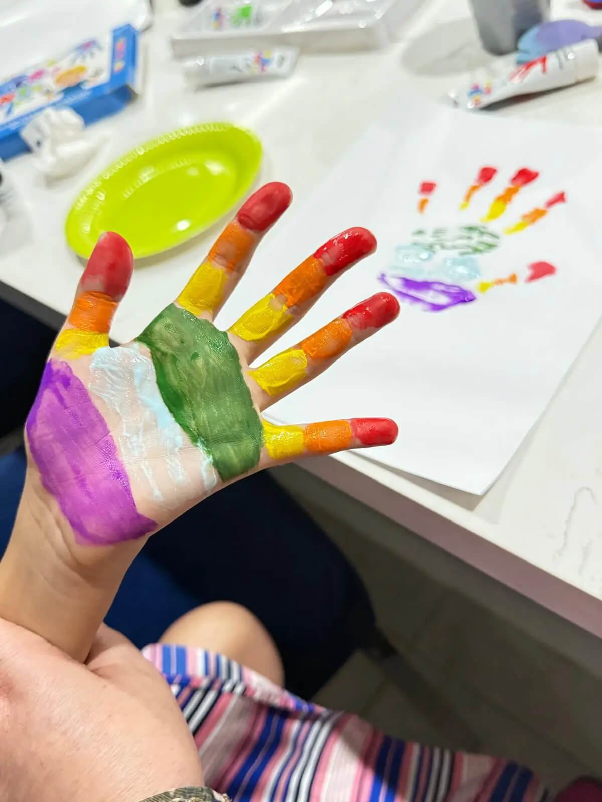 childs-hands-in-art-therapy